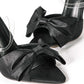 Elegante slingback met hoge hakken en strikje