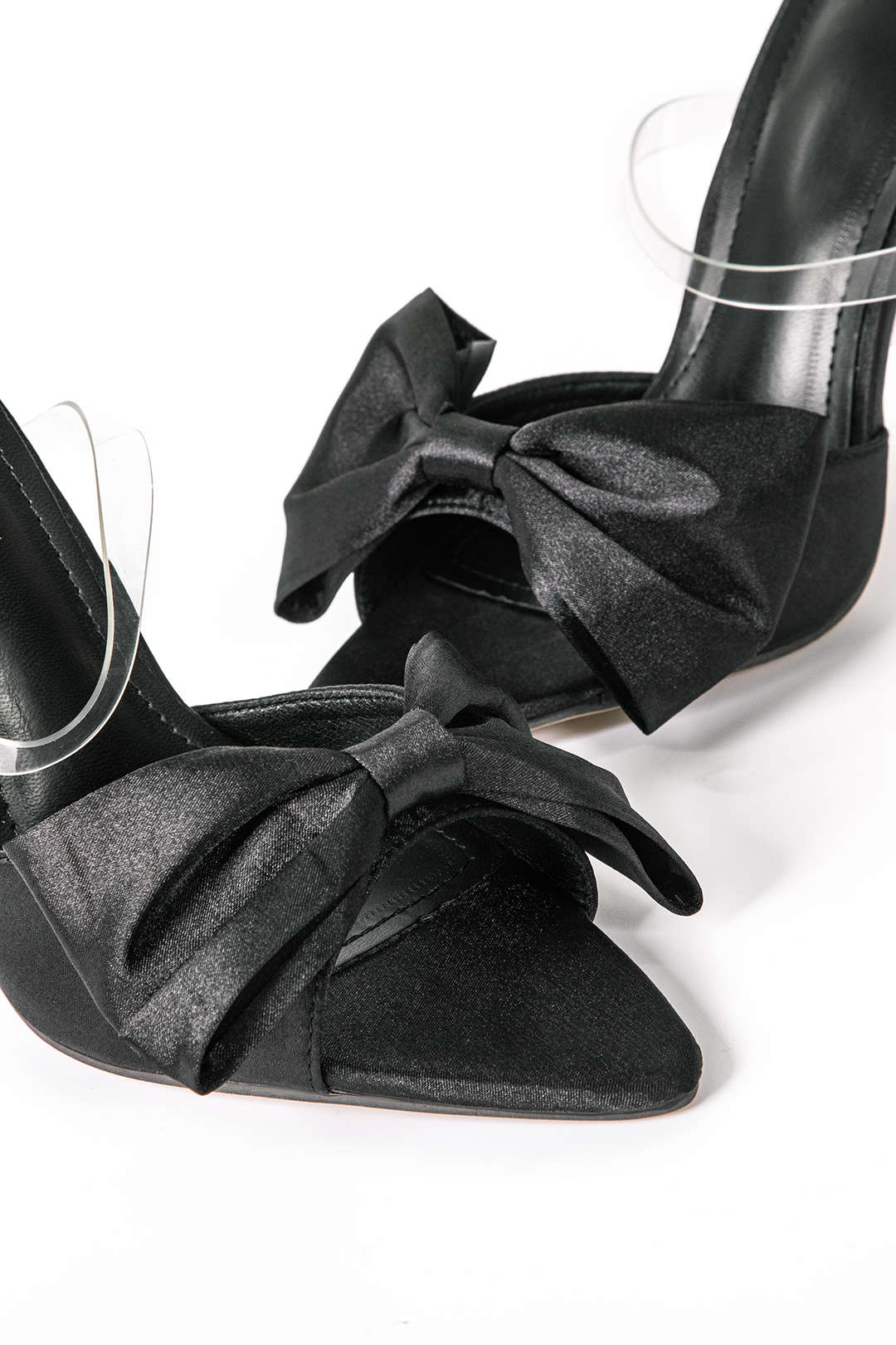 Elegante slingback met hoge hakken en strikje
