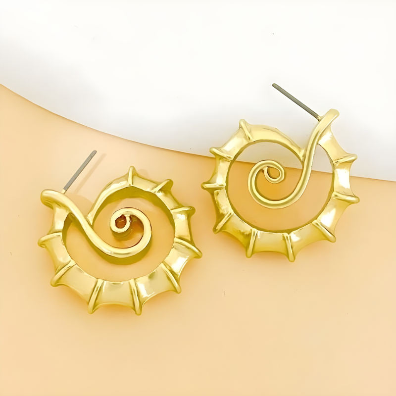 Goudkleurige Spiral Zeepaard Oorbellen – Iva