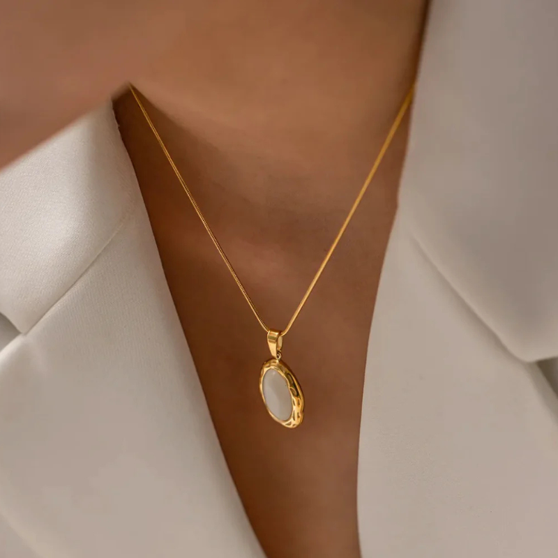 Elegant Vergulde Kattenoog-Opaalketting met Sprankelende Gemma Accenten