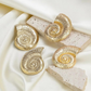 Gouden Schelp Stud Oorbellen - Delphia