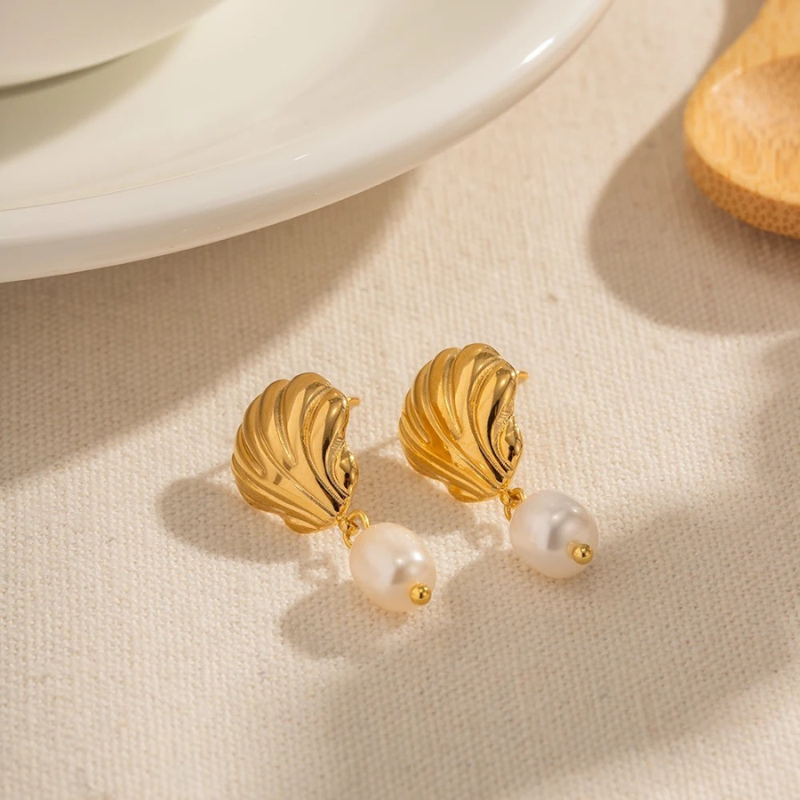Elegant Goud Vergulde Schelp en Zoetwaterparel Oorbellen - Sally