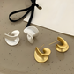 Erin Curve Stud Oorbellen - Elegante en moderne oorbellen voor een stijlvolle look