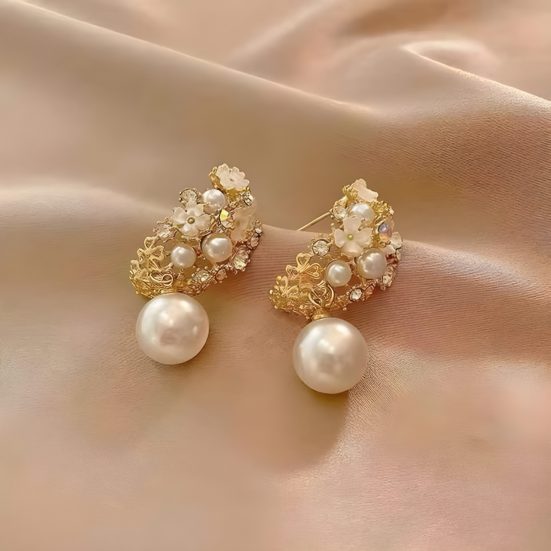 Stijlvolle fijne parel oorbellen met bloemendangle voor een elegante uitstraling - Dana