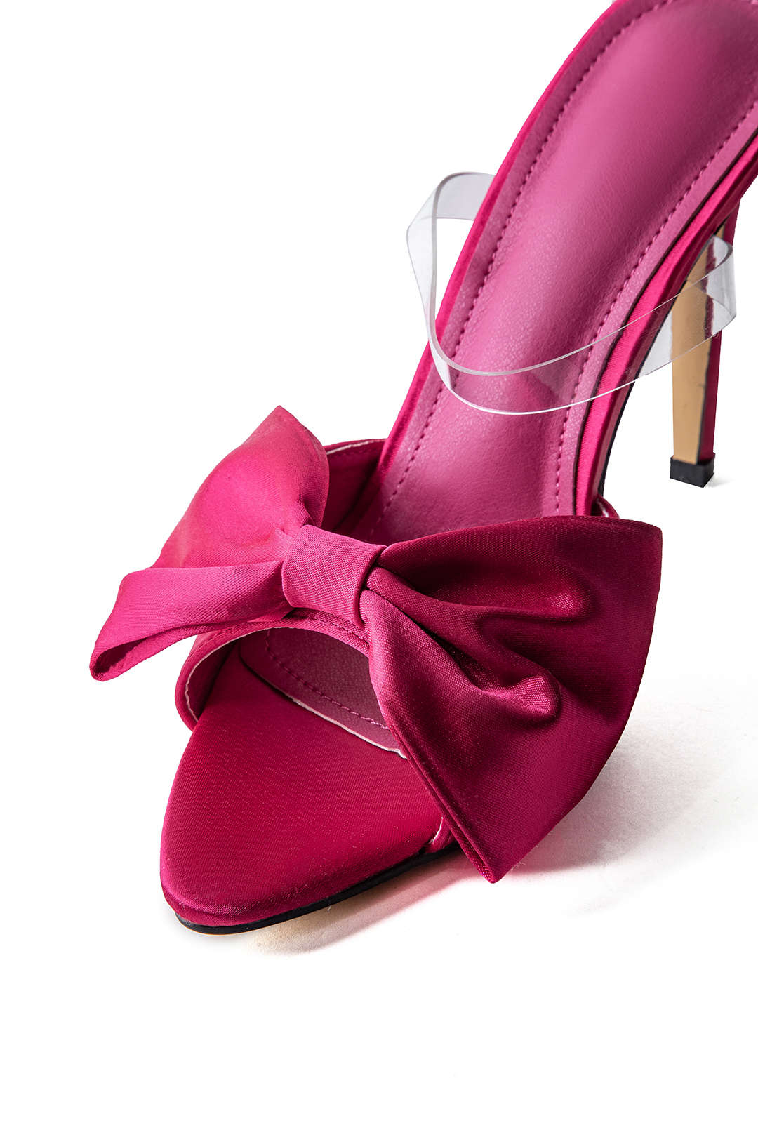 Elegante slingback met hoge hakken en strikje