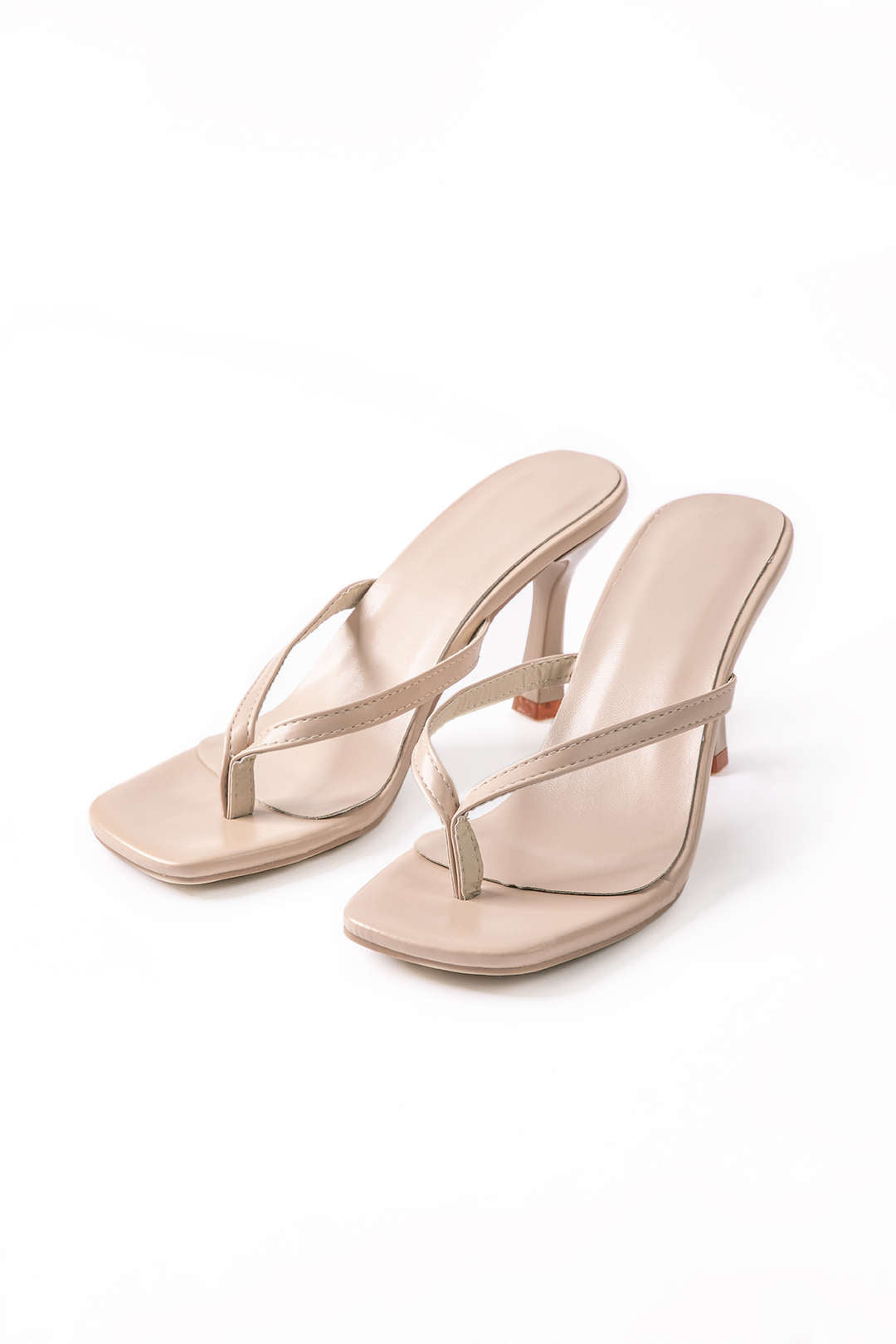 Eenvoudige middelhoge hak sandalen met tanga