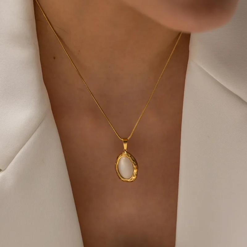 Elegant Vergulde Kattenoog-Opaalketting met Sprankelende Gemma Accenten