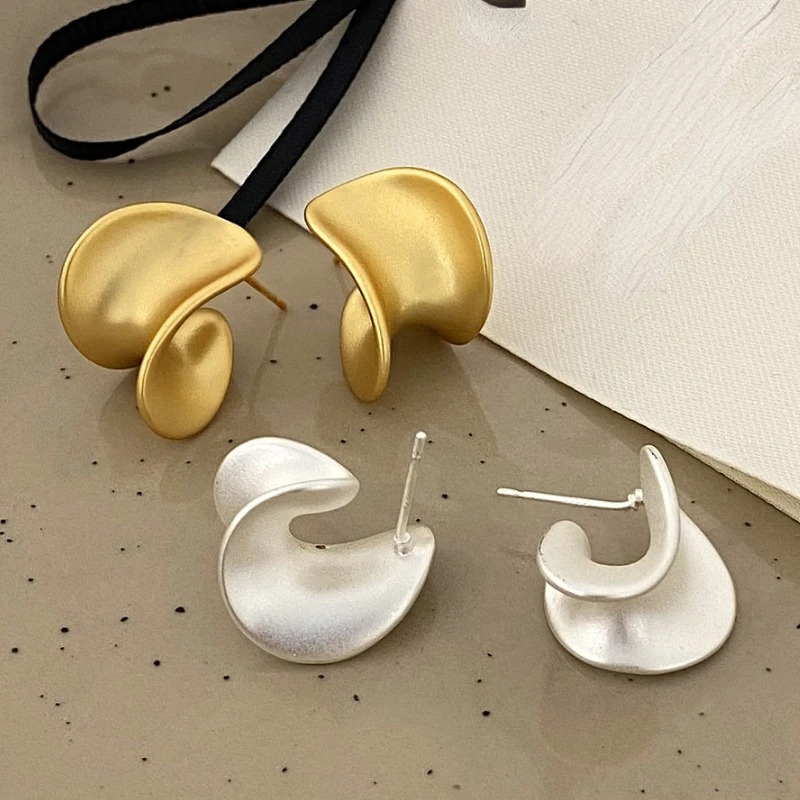 Erin Curve Stud Oorbellen - Elegante en moderne oorbellen voor een stijlvolle look