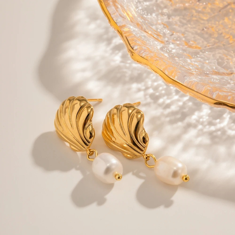 Elegant Goud Vergulde Schelp en Zoetwaterparel Oorbellen - Sally