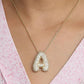 Elegante kettinkje met letter Pavé voor een unieke stijl