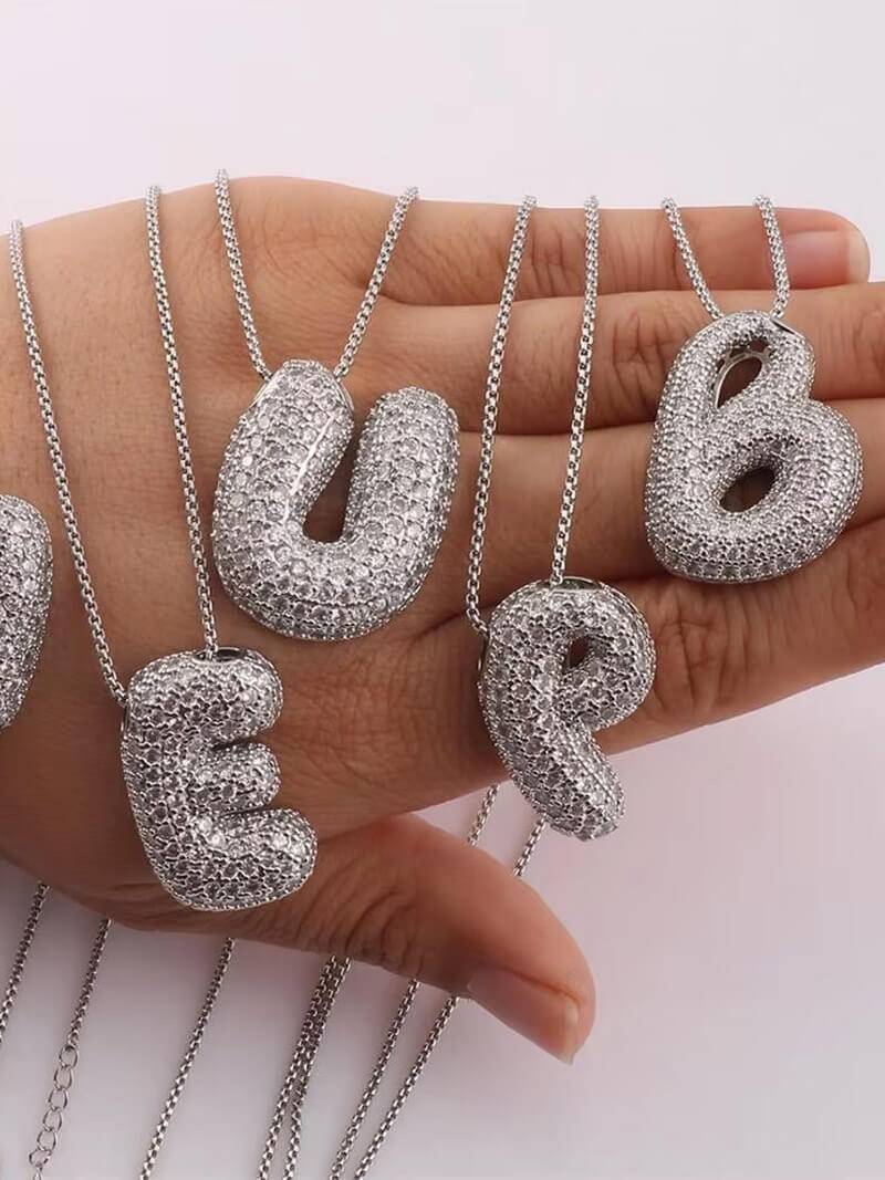 Elegante kettinkje met letter Pavé voor een unieke stijl