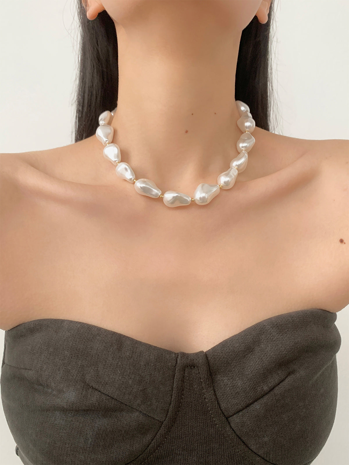 Voeg een vleugje licht toe aan je stijl met de elegante resin ketting met parelmoereffect