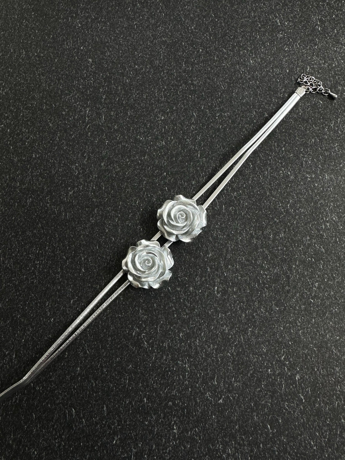 Elegante halsketting met dubbele roos details - verfijnde sieraden die uw liefde symboliseren