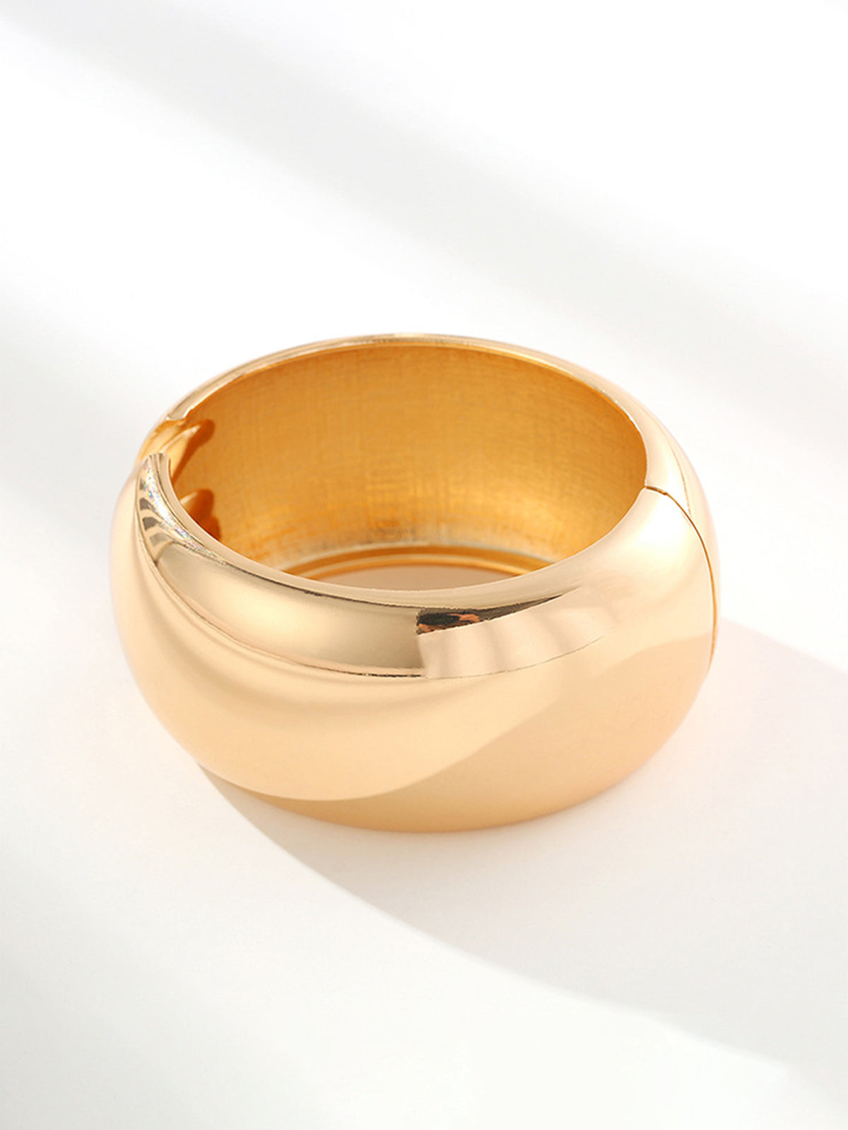 Brede Goudkleurige Armband – Statement Cuff voor Dames