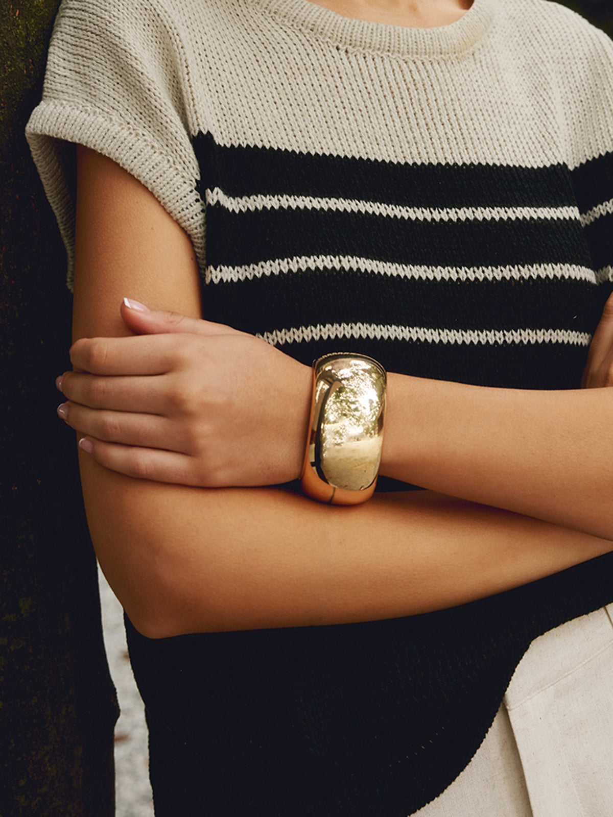 Brede Goudkleurige Armband – Statement Cuff voor Dames