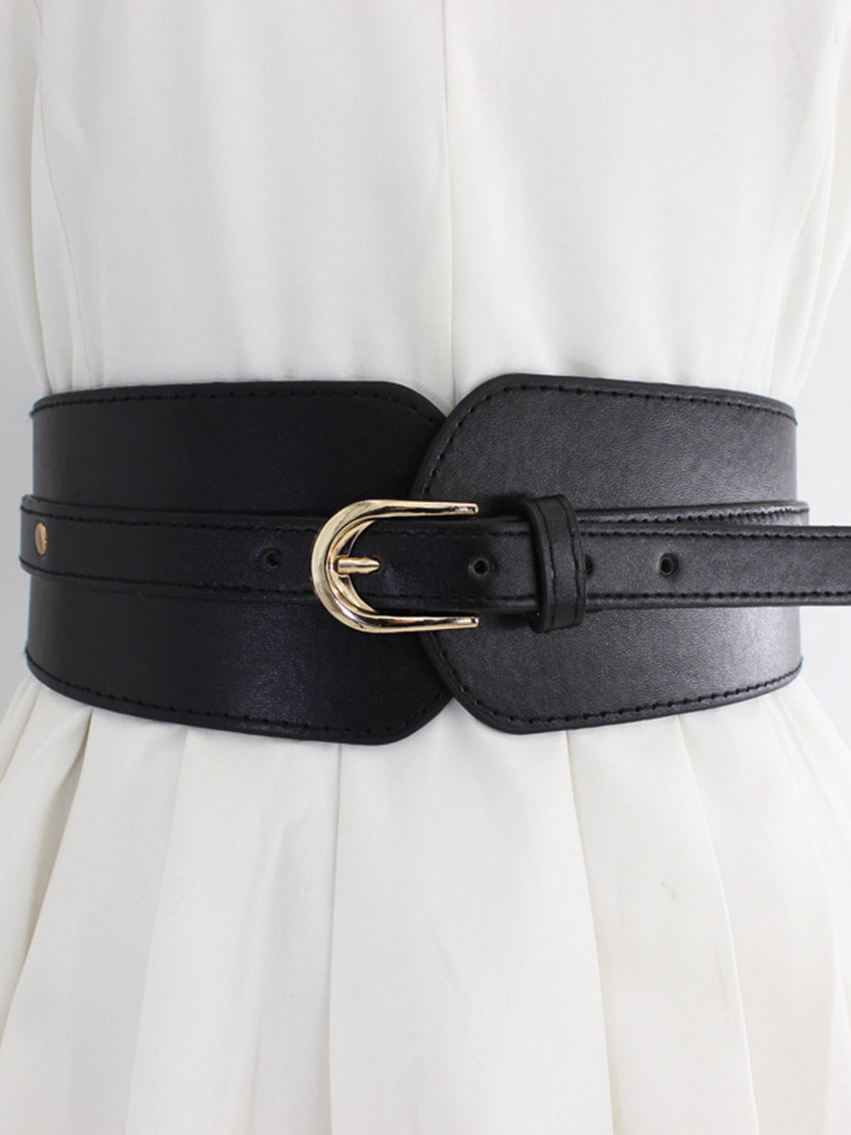 Breedceinture van goud met elegante gesp
