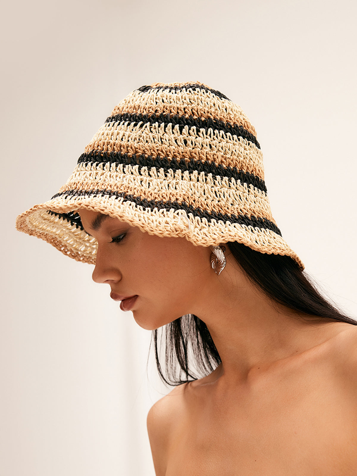 Bucket hoedje met gestreept strohout voor een casual en elegante uitstraling