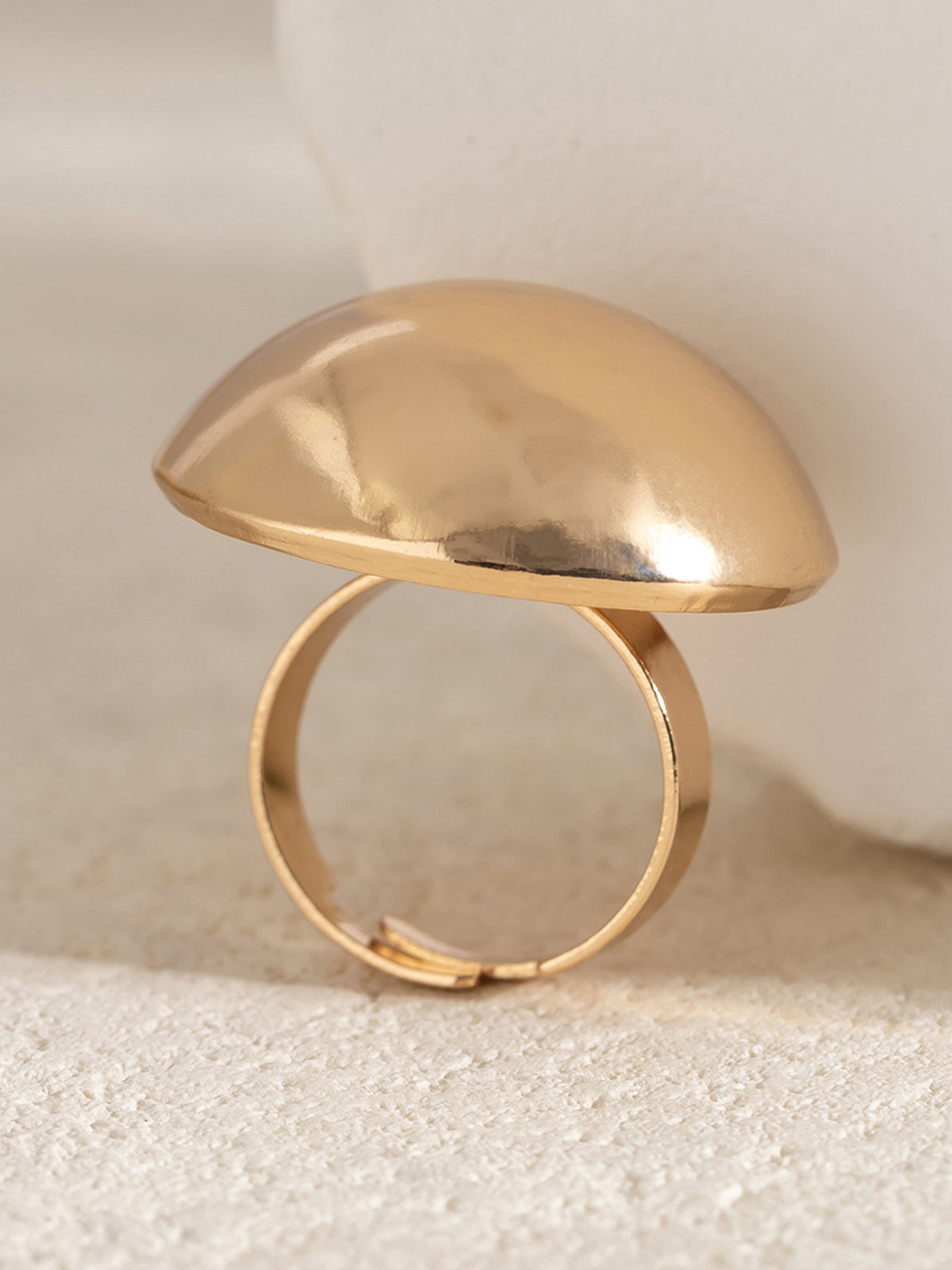 Stijlvolle geometrische halve bal ring voor een unieke uitstraling