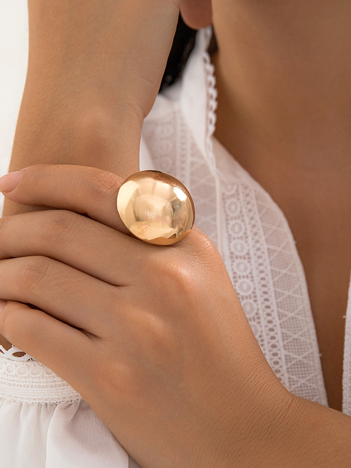 Stijlvolle geometrische halve bal ring voor een unieke uitstraling