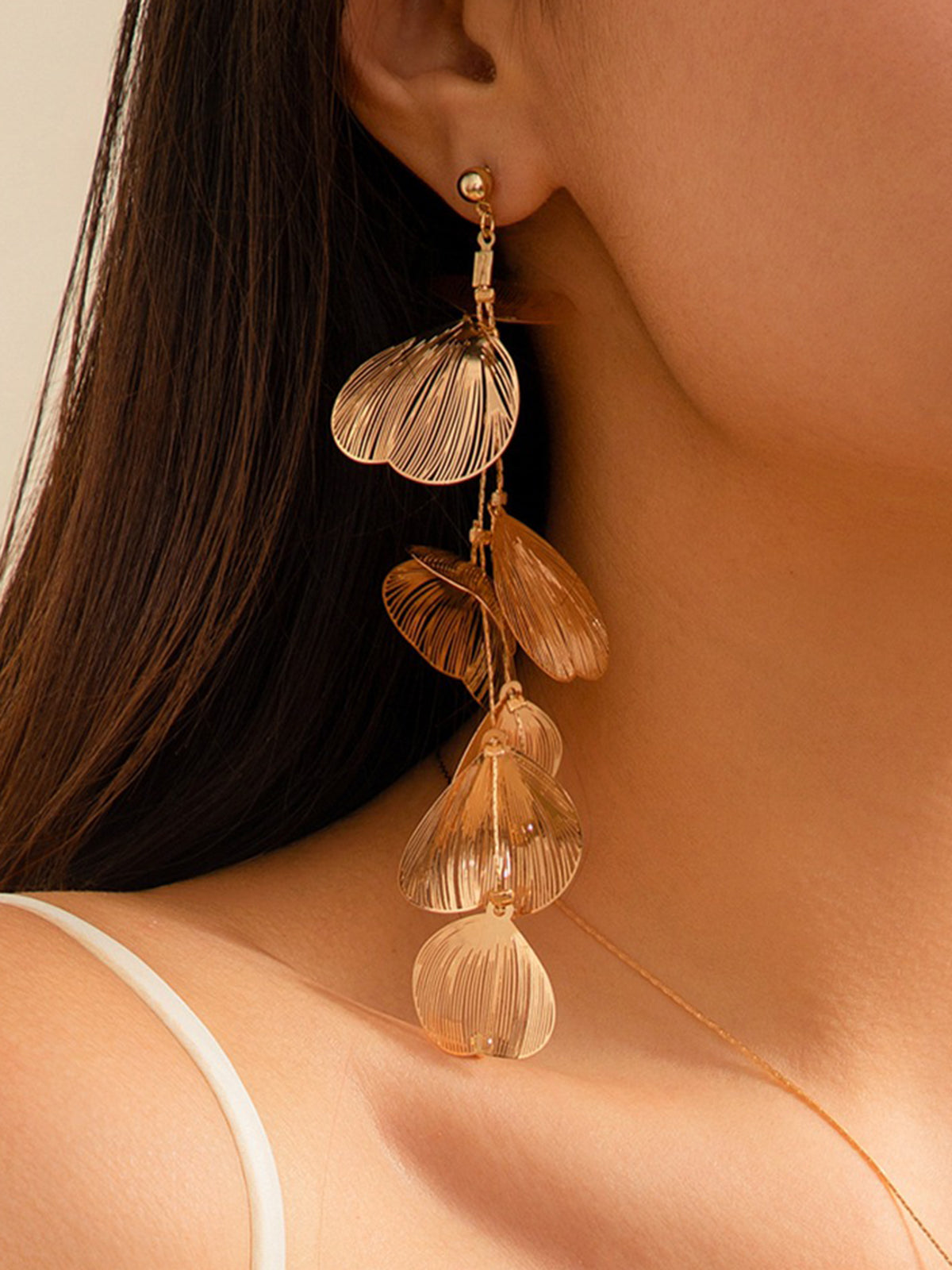Luxe Lange Gouden Oorbellen met Bladvormige Hangers – Elegant Design