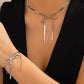 Maak uw stijl compleet met de elegante strik en kwastjes kettingen- en armbanden set