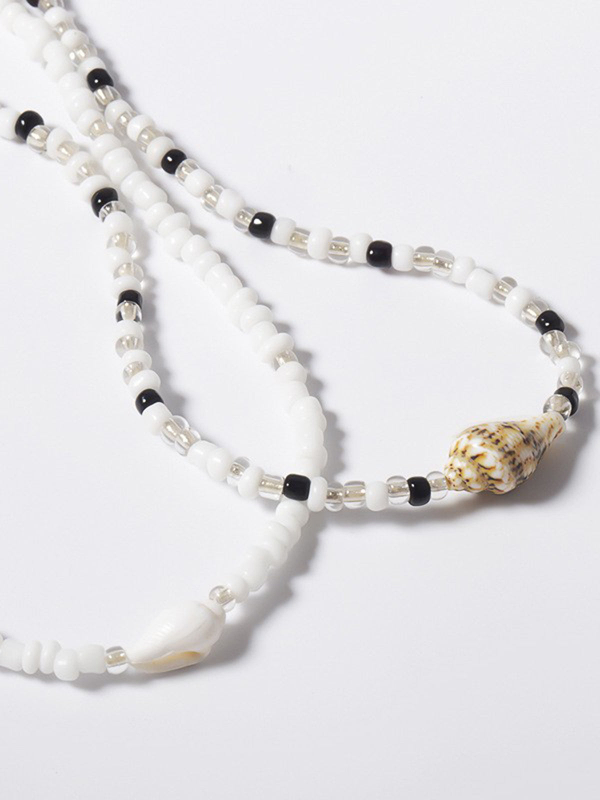 Draag de schoonheid van de zee met de elegante schelpenarmband