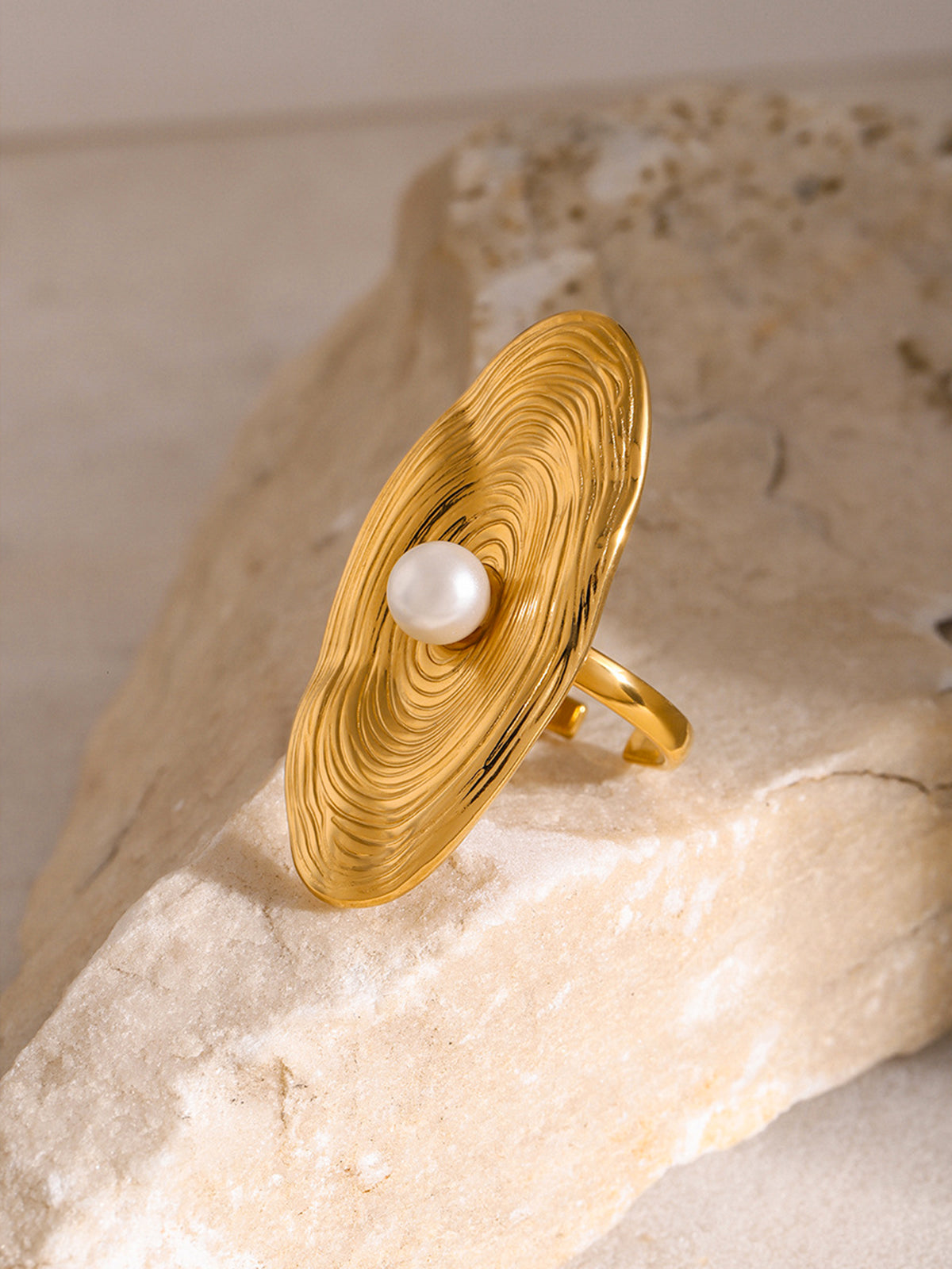 Elegante gouden parelring voor tijdloze elegantie