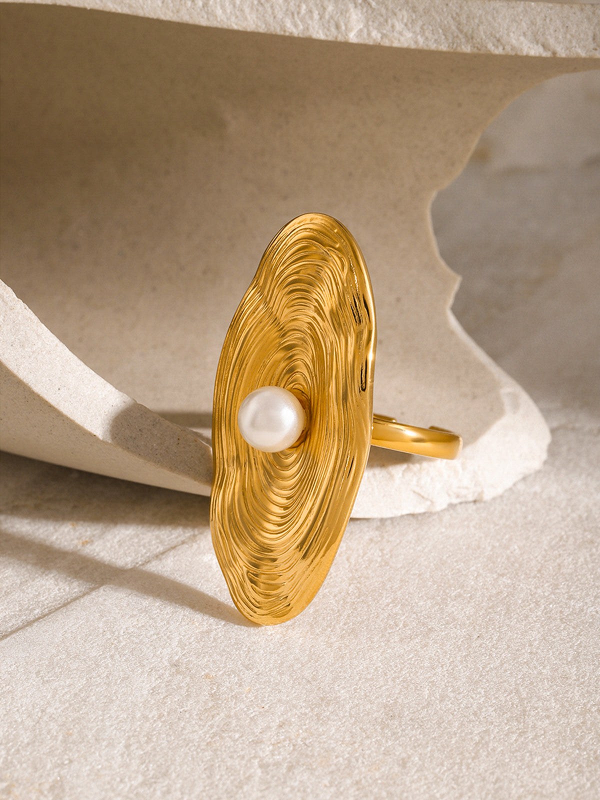 Elegante gouden parelring voor tijdloze elegantie
