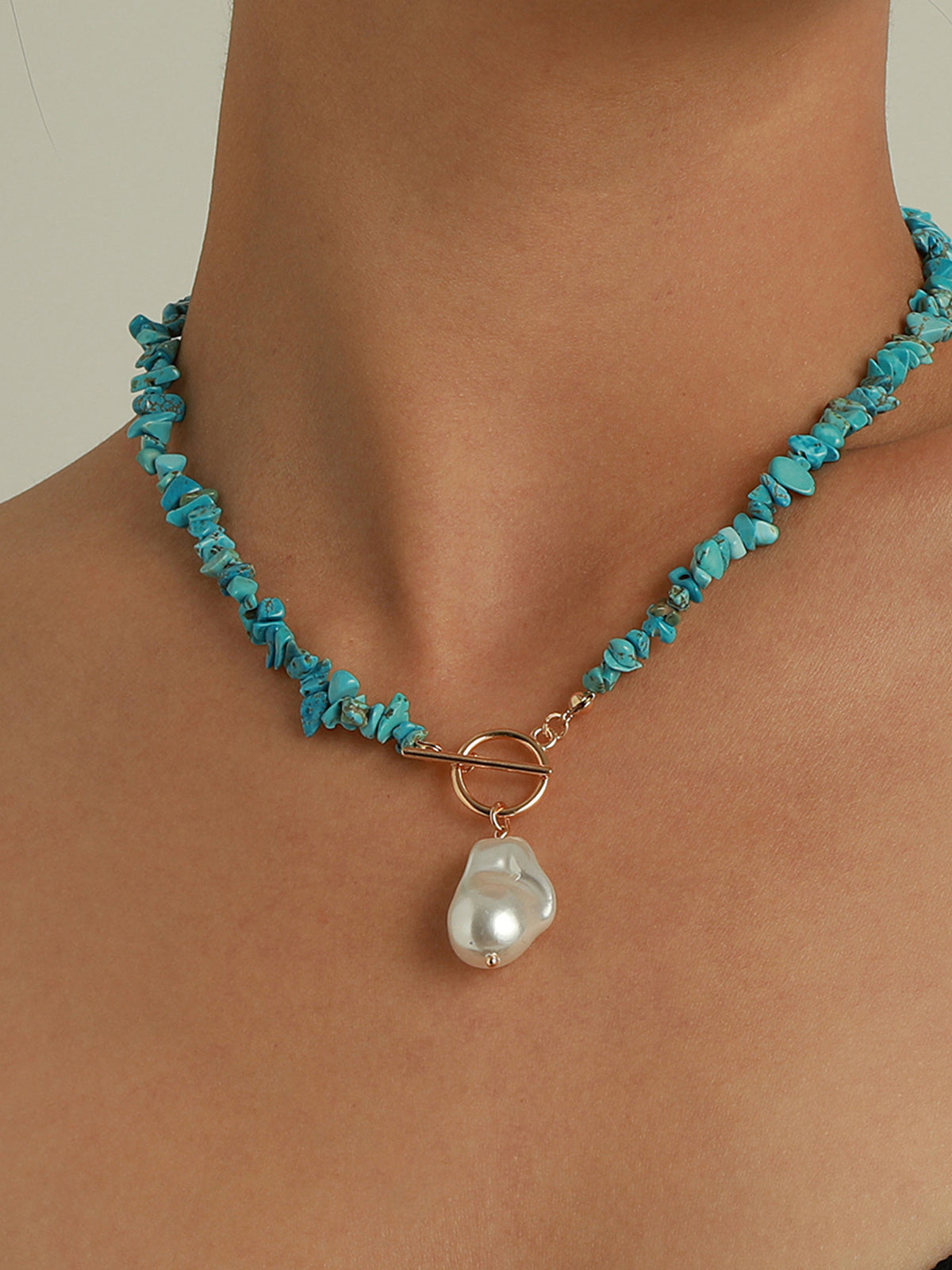 Reflecteer je stijl met de stijlvolle onregelmatige parelketting en groene turquoise