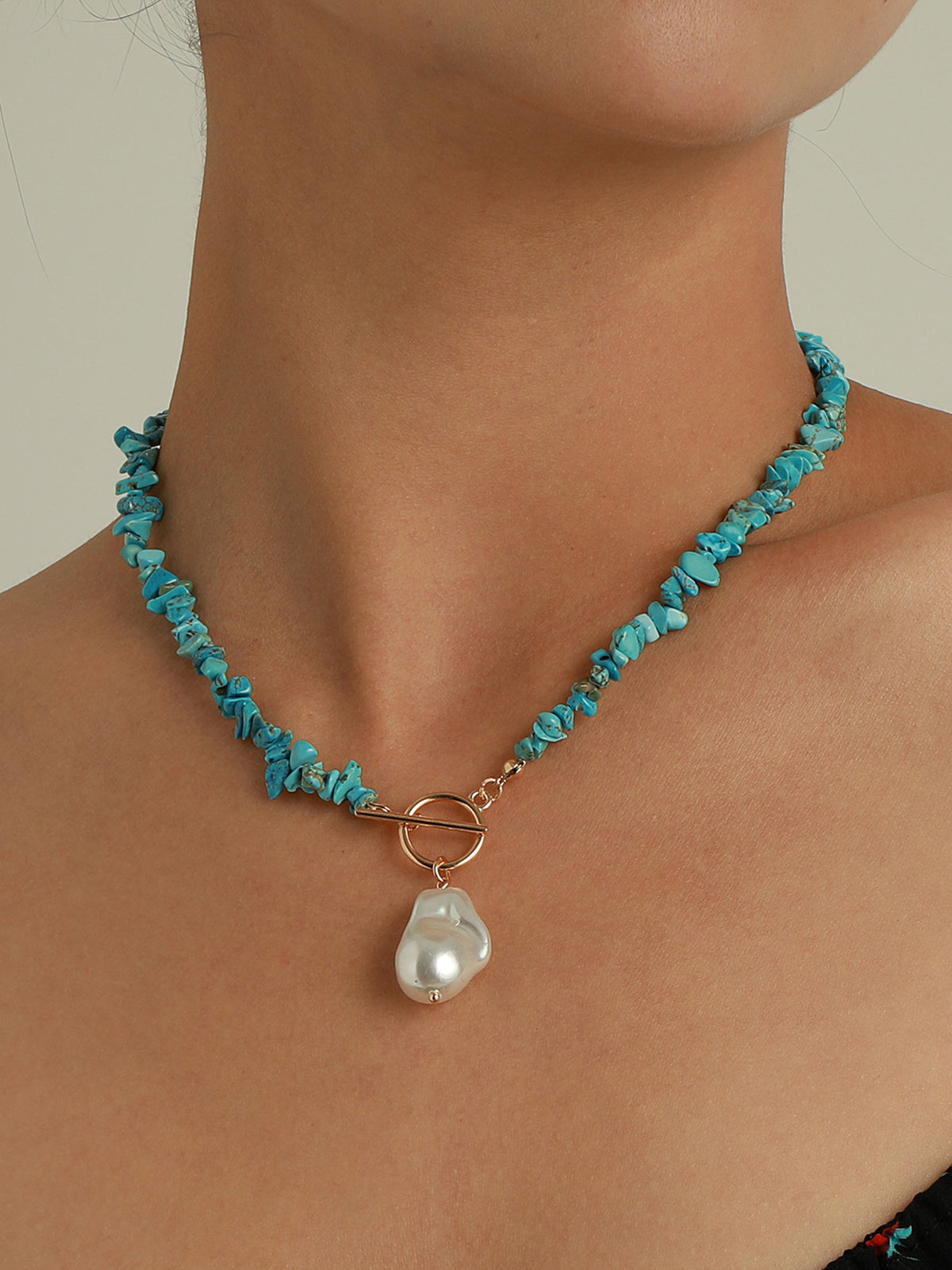 Reflecteer je stijl met de stijlvolle onregelmatige parelketting en groene turquoise