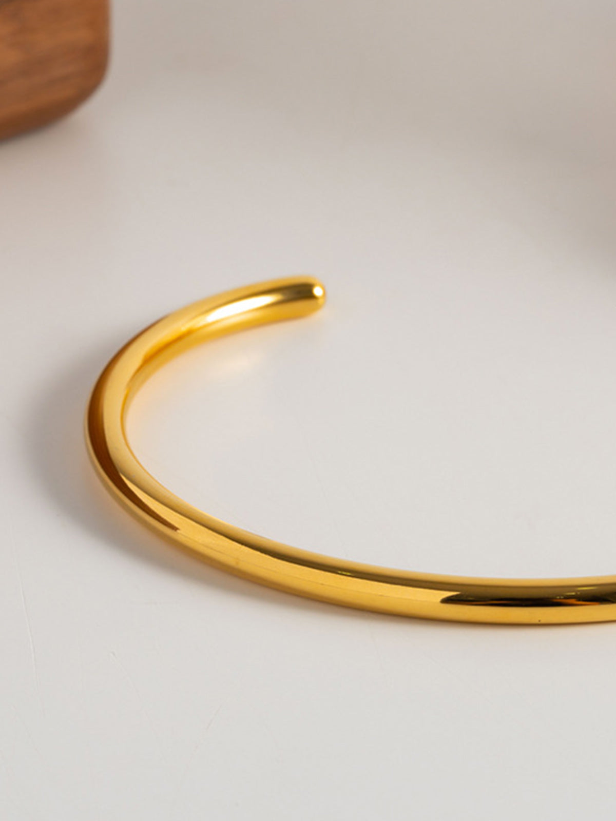 Elegante en verfijnde open goud armband