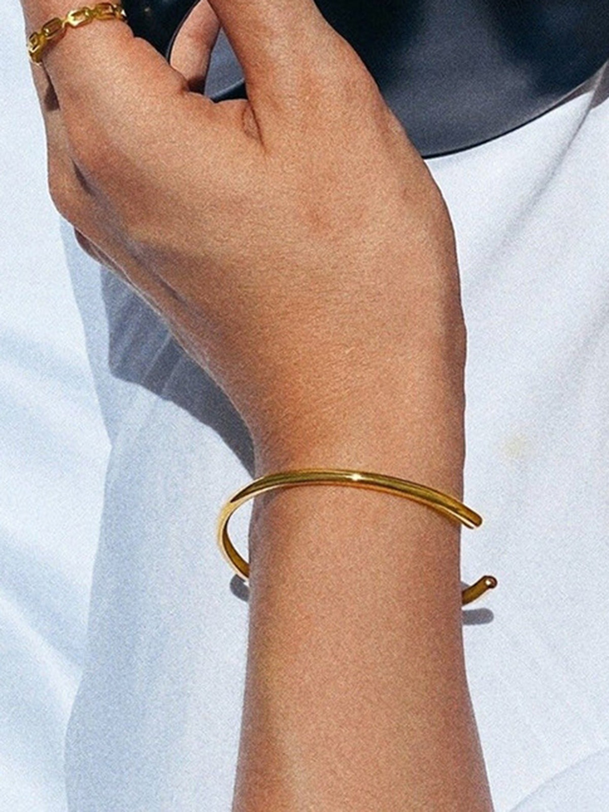 Elegante en verfijnde open goud armband