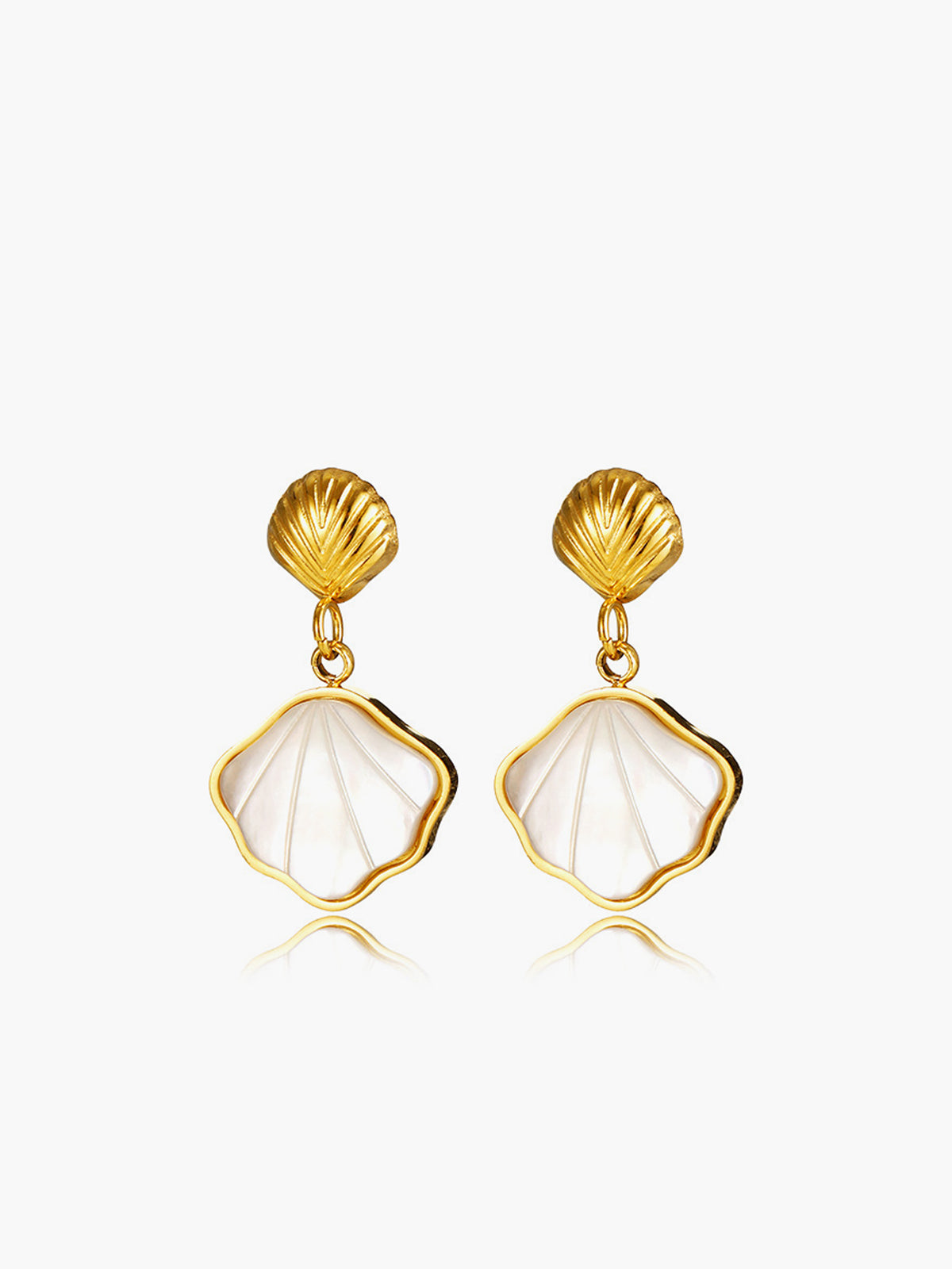 Elegante Gouden Parel- en Schelpenoorbellen voor een Tijdloze Look