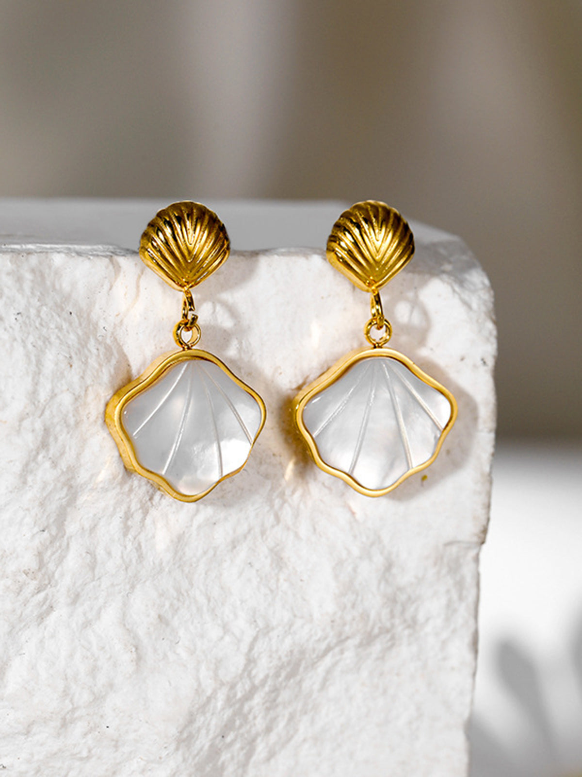 Elegante Gouden Parel- en Schelpenoorbellen voor een Tijdloze Look