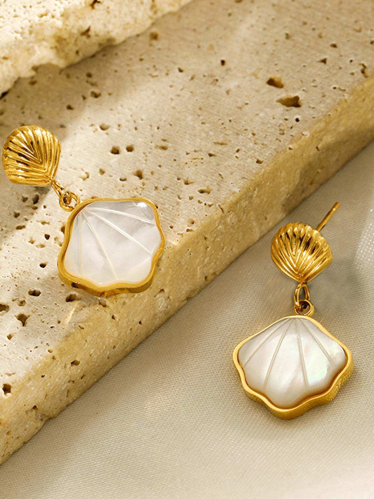 Elegante Gouden Parel- en Schelpenoorbellen voor een Tijdloze Look