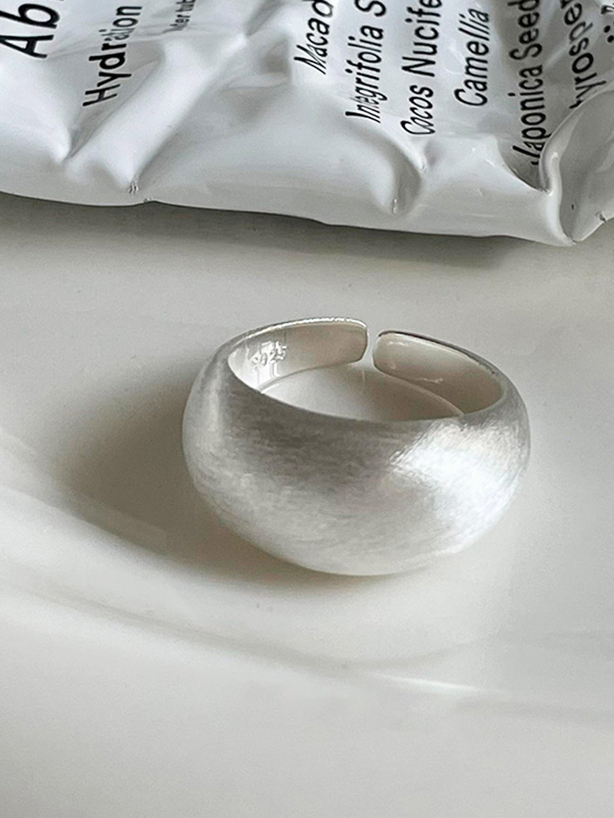 Elegante ovale geborstelde ring voor een strakke minimalistische uitstraling