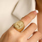 Ringen en goud retro met elegante kruistextuur