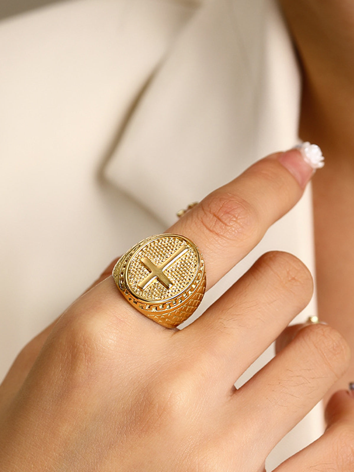 Ringen en goud retro met elegante kruistextuur