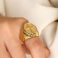 Ringen en goud retro met elegante kruistextuur