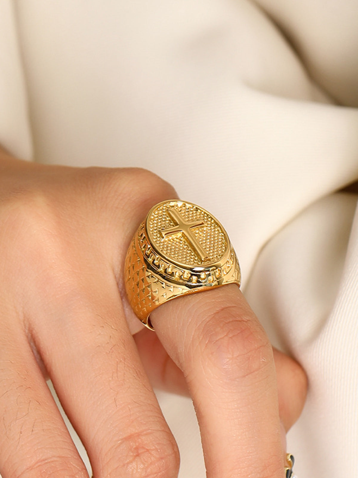 Ringen en goud retro met elegante kruistextuur
