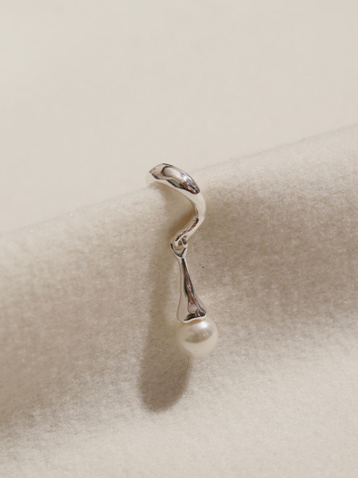 Elegante Oorbel Cuff met Unieke Parel druppel