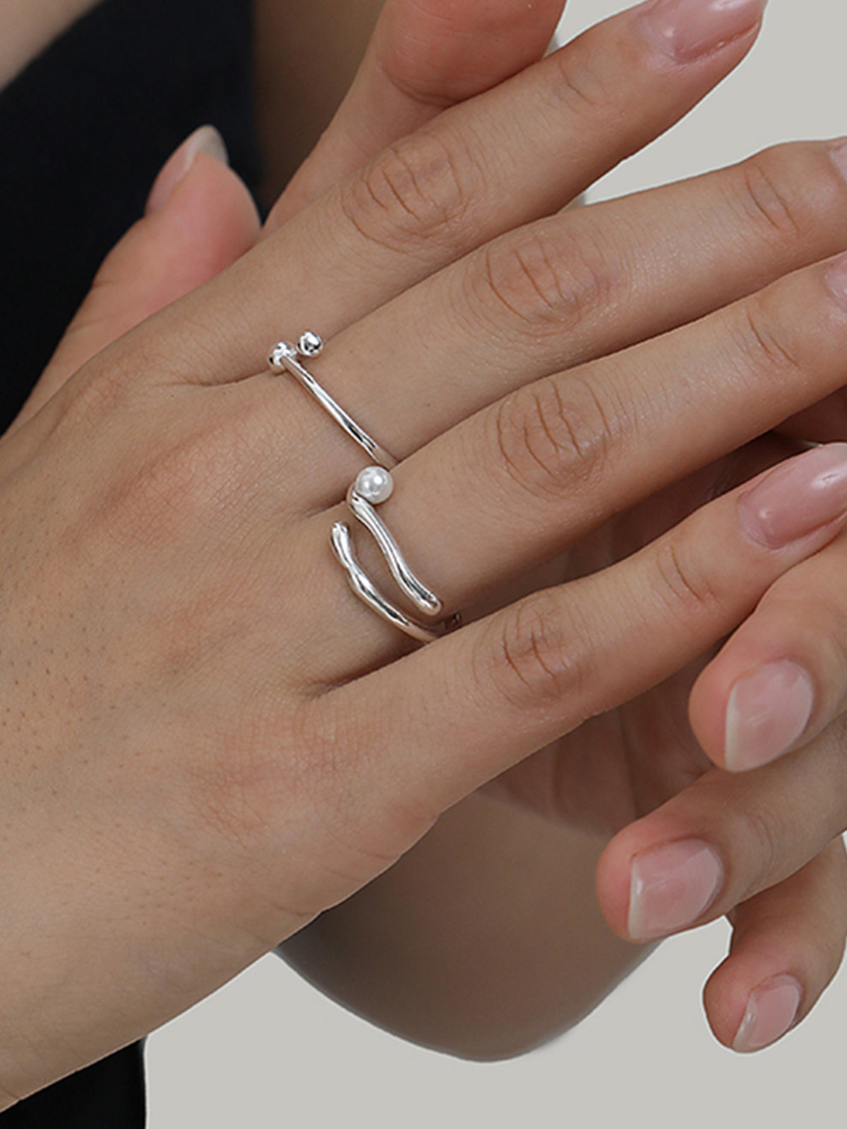 Opengewerkt ring met nep parels - Chique elegantie in één sieraad