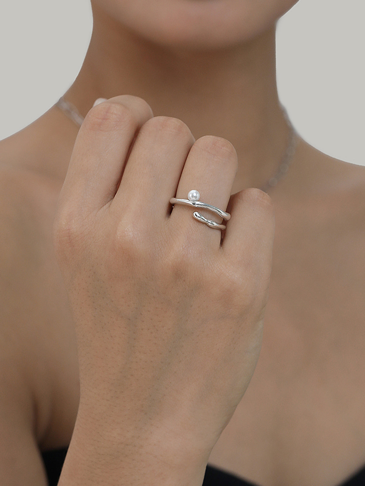 Opengewerkt ring met nep parels - Chique elegantie in één sieraad