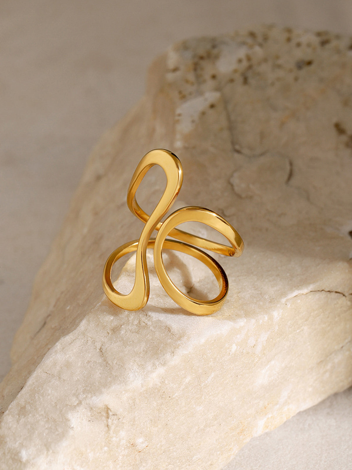 Gouden open spiraalring met onregelmatige vorm – Trendy modeaccessoire