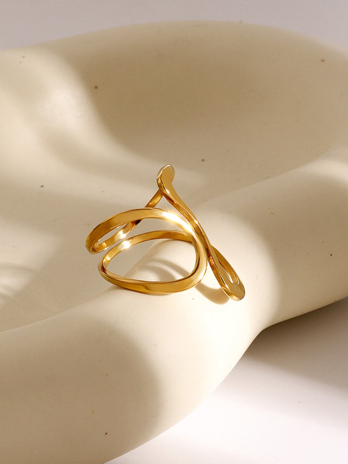 Gouden open spiraalring met onregelmatige vorm – Trendy modeaccessoire