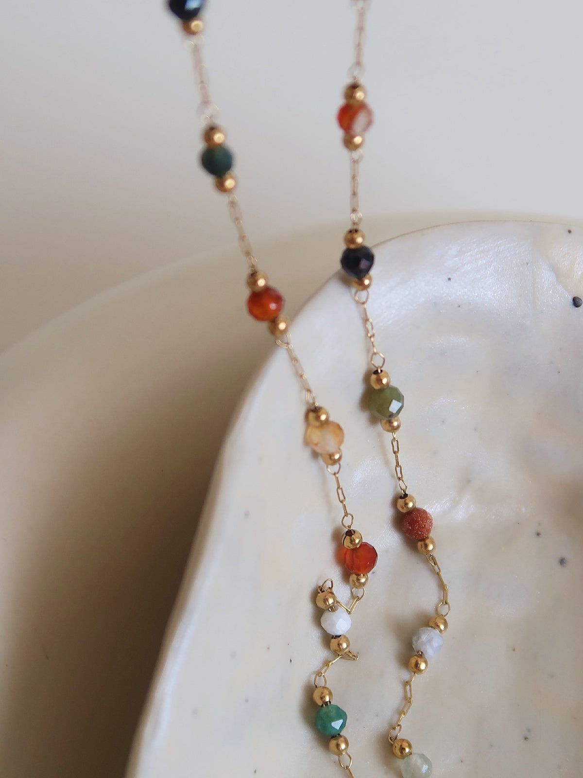 Elegante gekleurde parels ketting