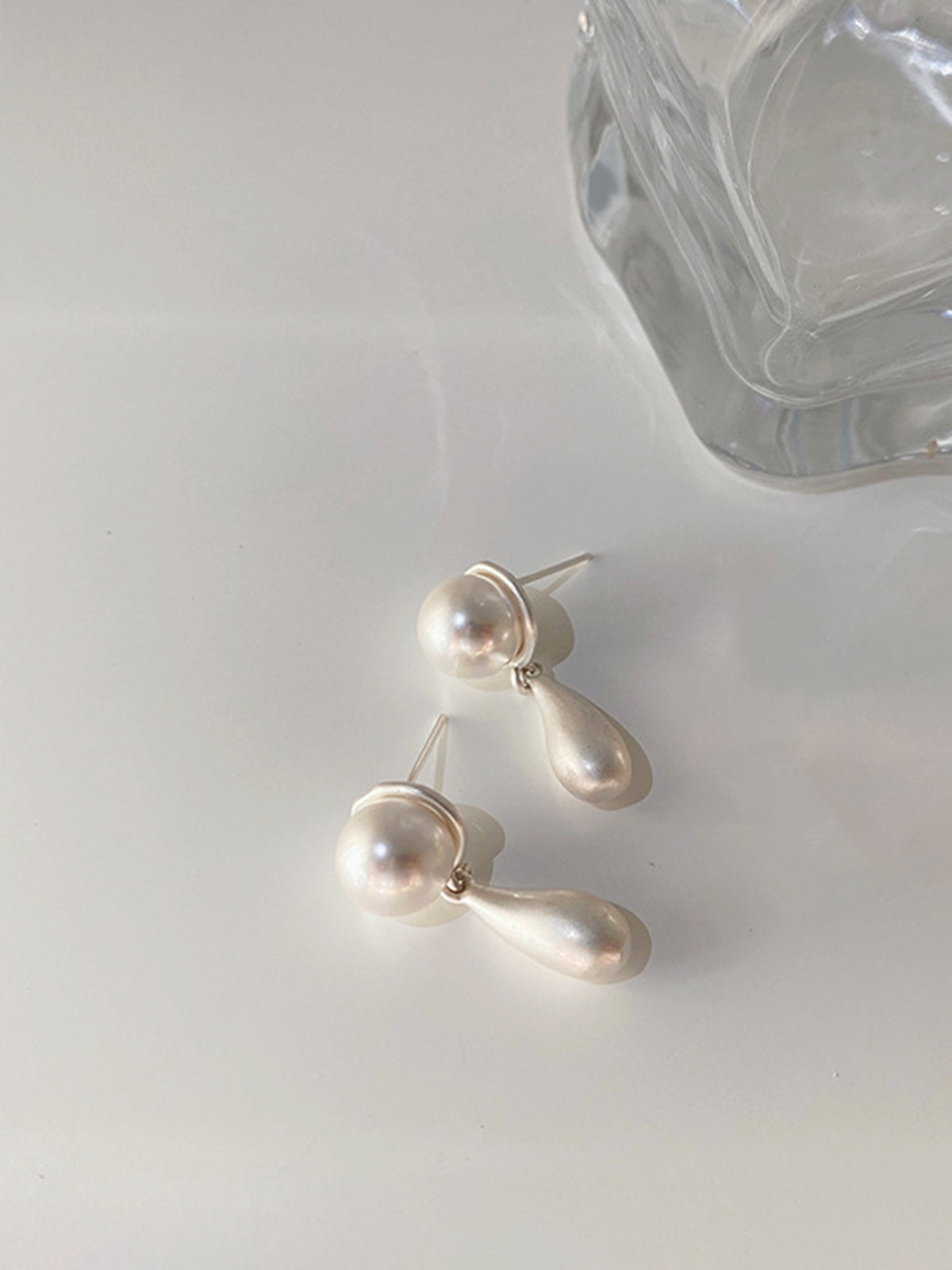 Elegante druppelvormige parel oorbellen