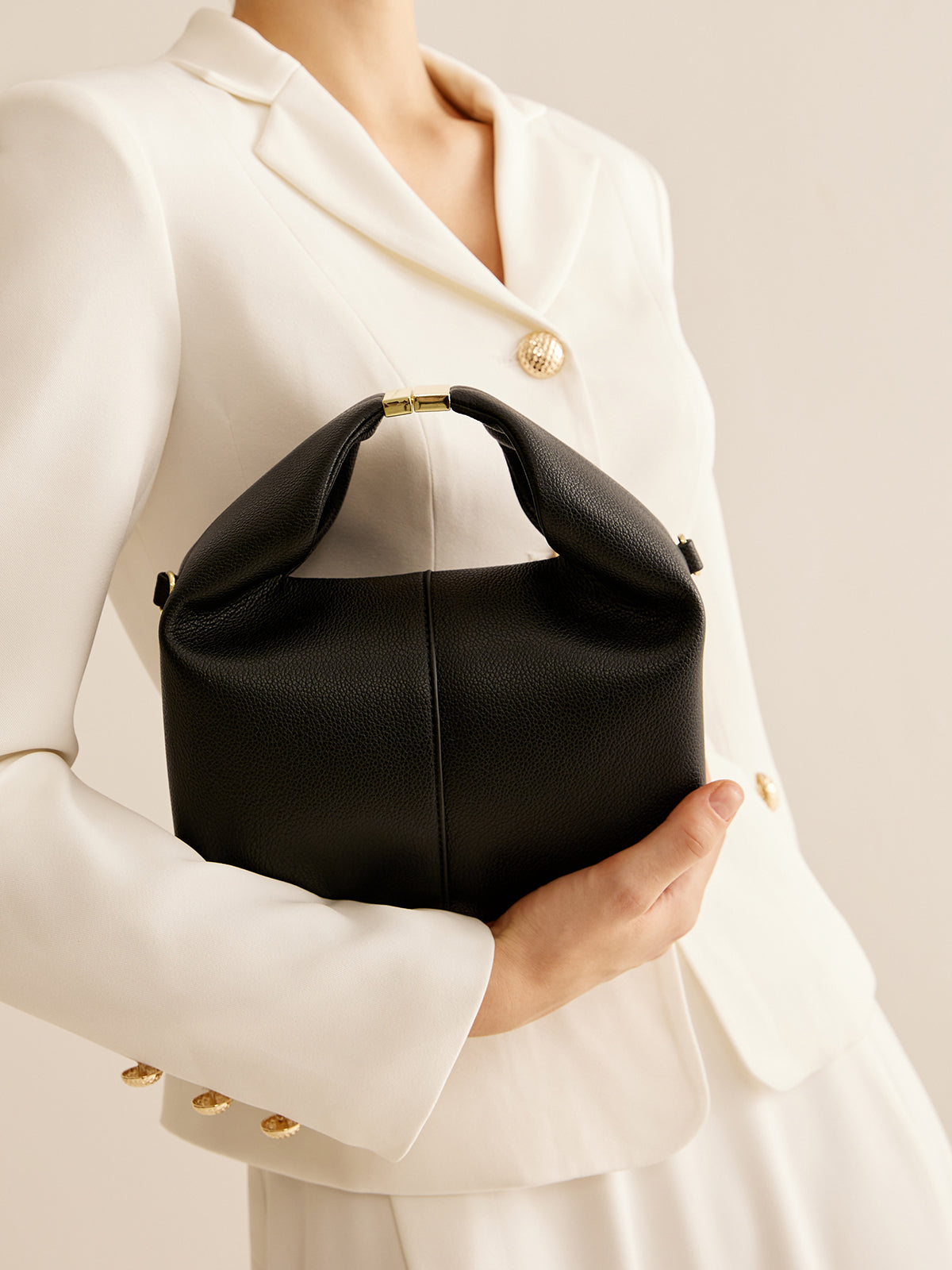 Chique Ronde Tas met Elegante Metalen Accenten