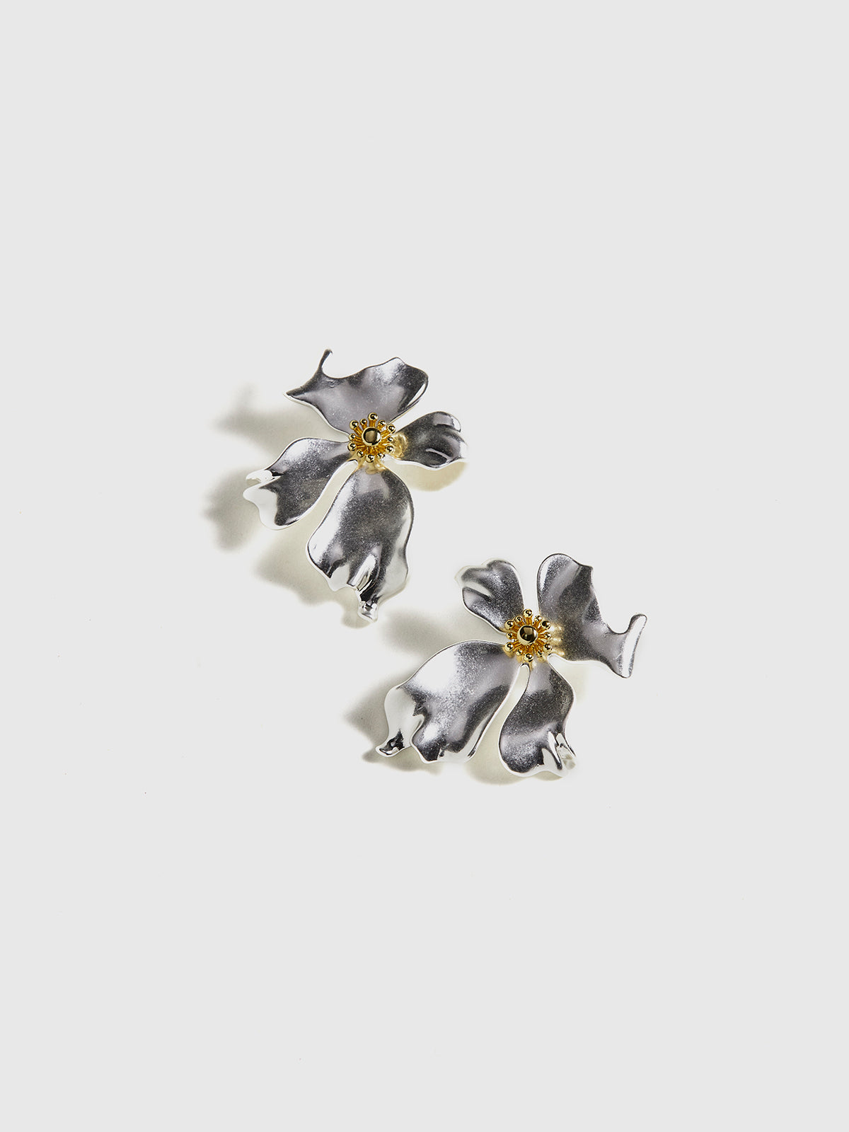 Elegante metalen sieraden met onvergelijkbare kenmerken en bloemblad – opvallende push-up oorbellen