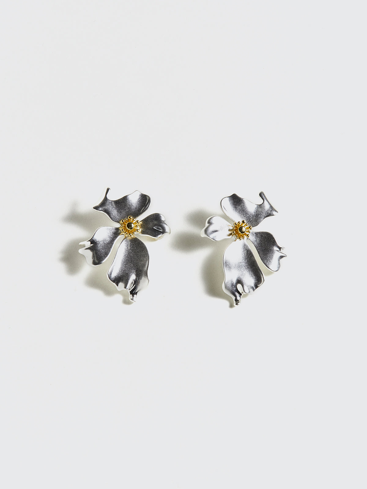Elegante metalen sieraden met onvergelijkbare kenmerken en bloemblad – opvallende push-up oorbellen